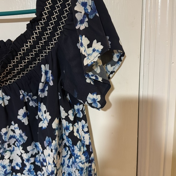 SizeeL Fifteen Twenty flowers top. Dark blue with light blue and cream. - Picture 4 of 5